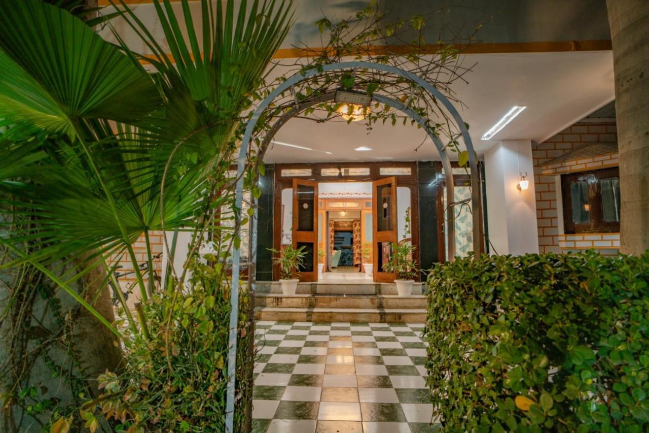 Hotel Ambavgarh Palace Udaipur Exterior foto